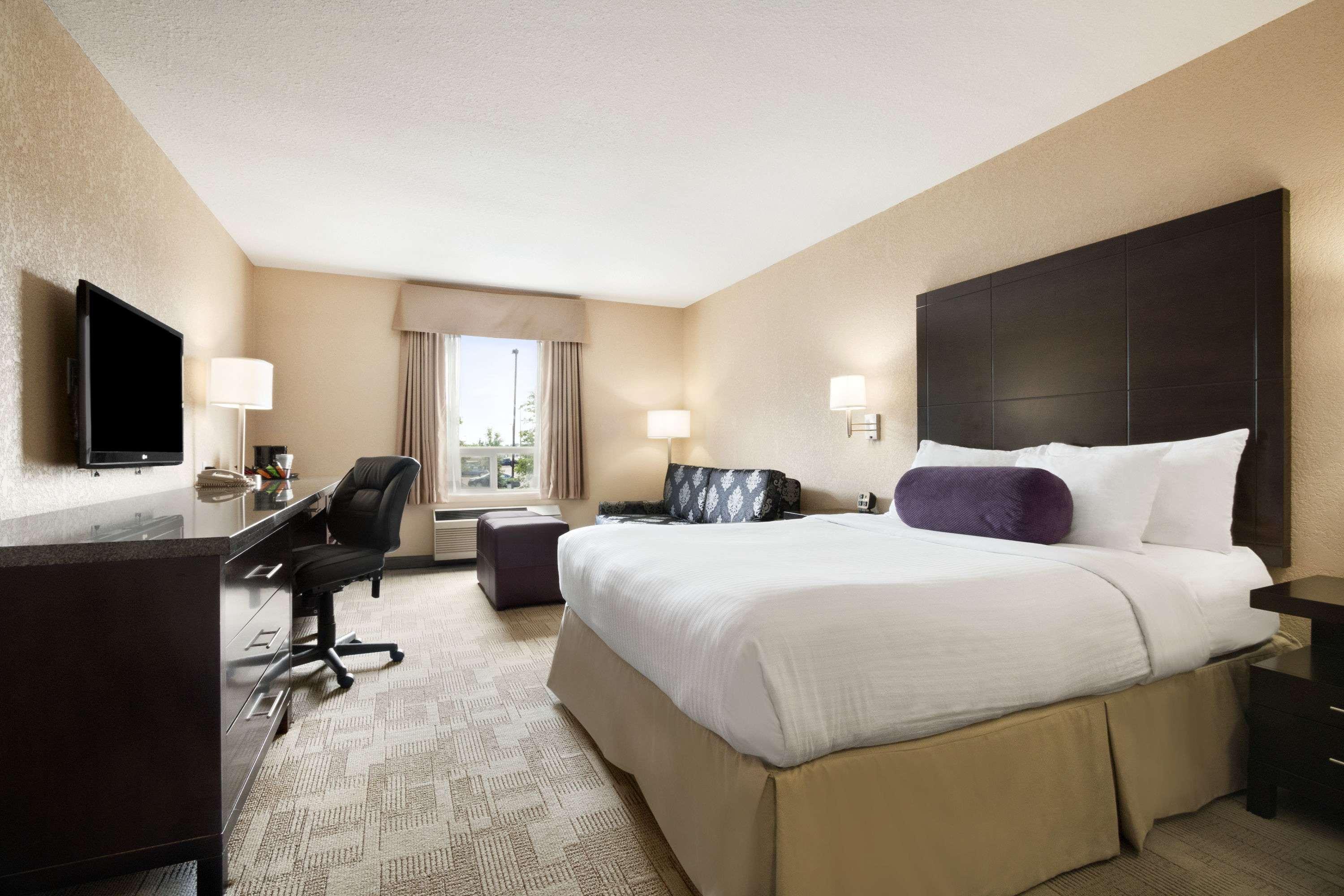 Days By Wyndham Airport 3*