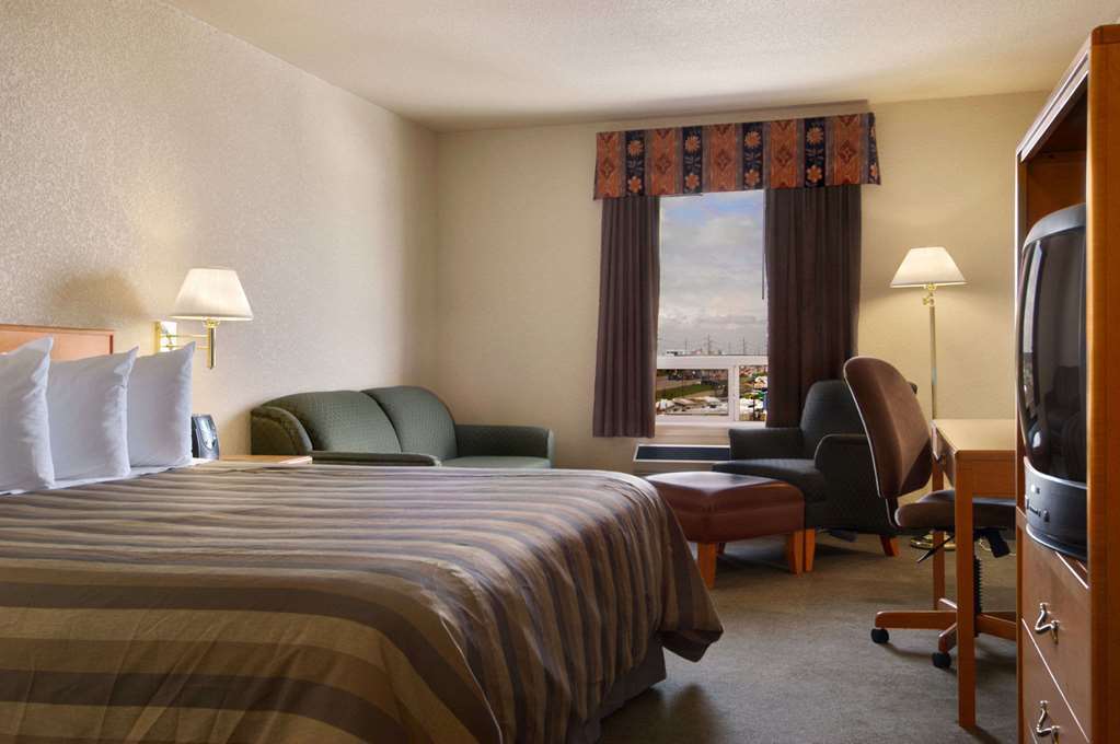 Days By Wyndham Airport Hotel
