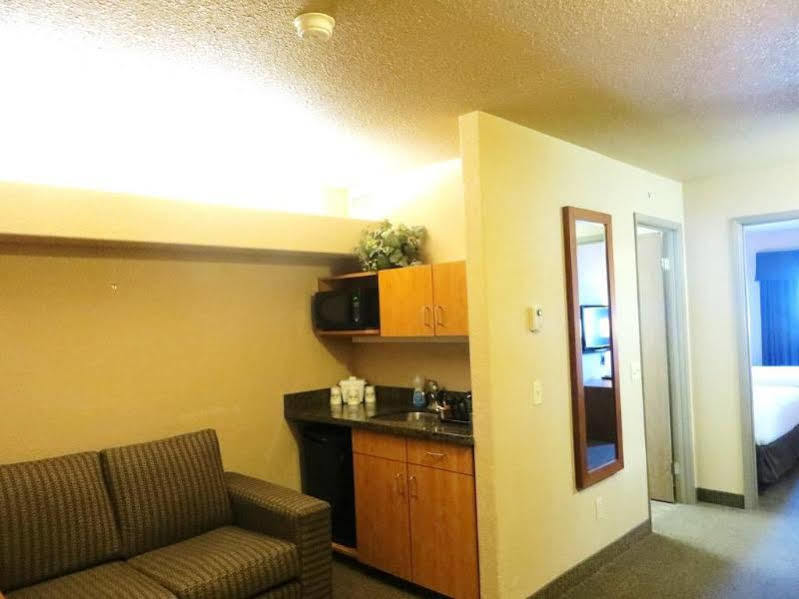 Days By Wyndham Airport 3*